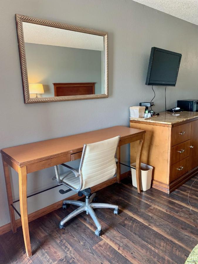 إيلك سيتي Hiway Inn Express المظهر الخارجي الصورة